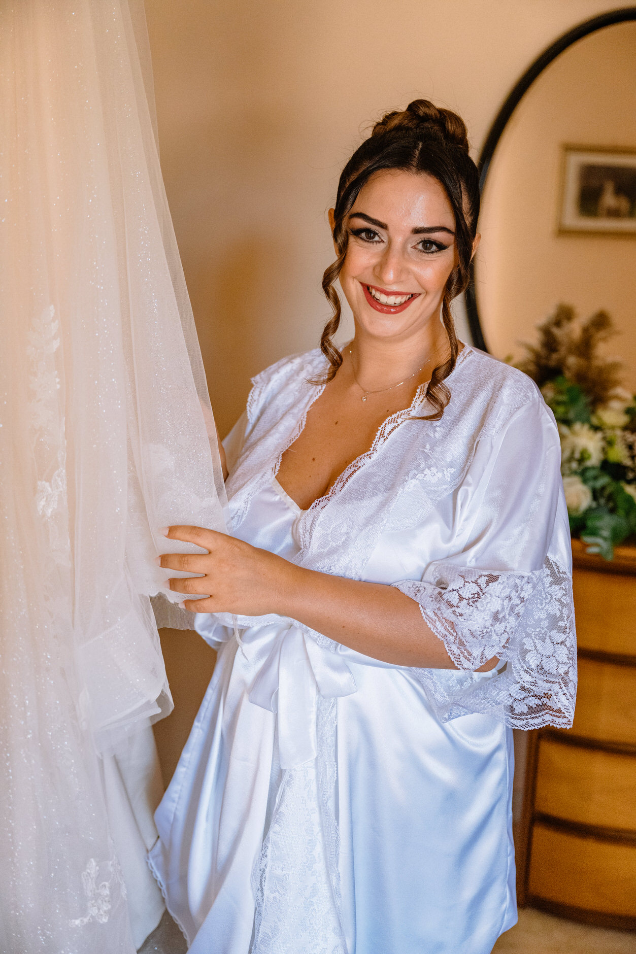 Dettagli eleganti dell'abito da sposa, ripresi in modo creativo.