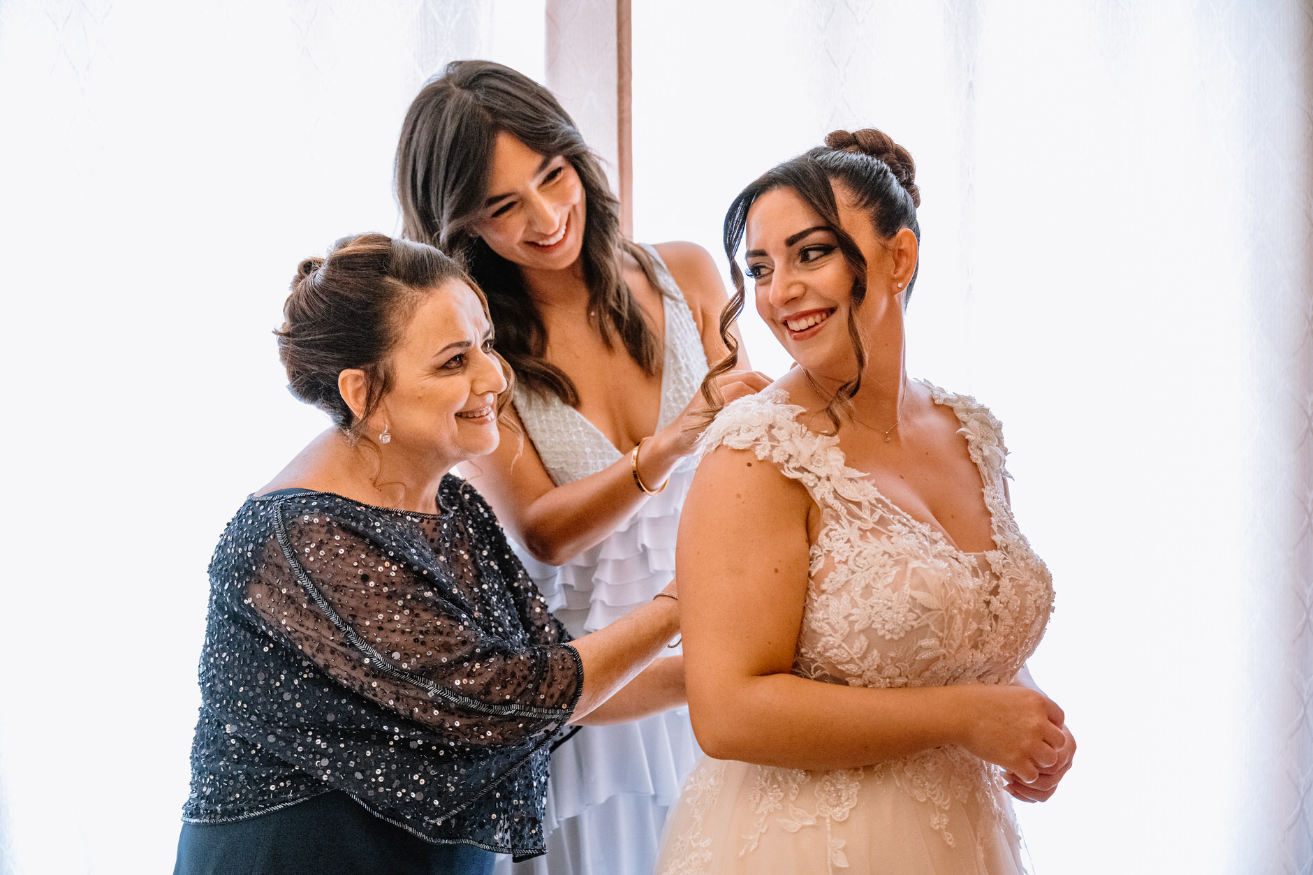 Momento emotivo della sposa durante la preparazione, reportage naturale a Cosenza.